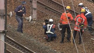 朝の通勤ラッシュ直撃…JR神戸線の線路内で火事　京阪神で一時運転見合わせ　5万6000人に影響　燃えたのは『コの字型木の杭』