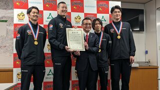 【バレー】サントリーサンバーズ　Ｖリーグ優勝報告　勇退表明の山村監督「最高の充実したシーズンだった」　鬼木選手「このチームに入ってよかった、サンバーズだからこそ成長できた」