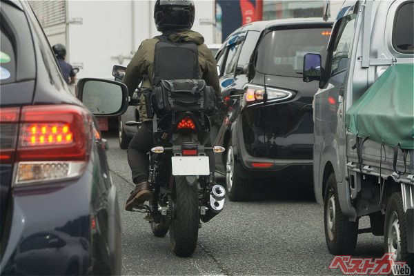 渋滞をバイクがすり抜けていく……道路での「追い越し」と「追い抜き」って意味が違うって知ってた？