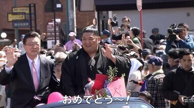 尊富士 パレード　祖父「チューしたい」　新入幕で優勝 ふるさと凱旋