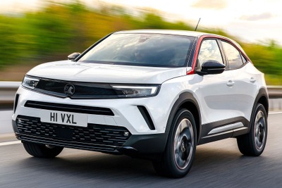 英ボクスホールの小型SUV『モッカ』新型にハイブリッド…燃費25％向上