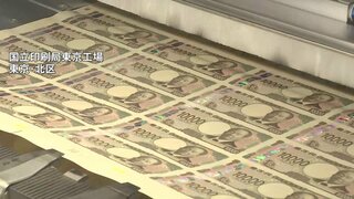 新紙幣流通まであと2週間　急ピッチで印刷作業　手作業で使えるサイズに切って納入