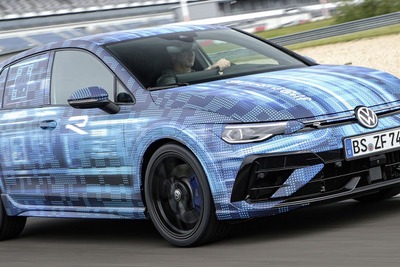 パワーは333馬力に、VW『ゴルフR』 改良新型…実車は6月26日発表予定