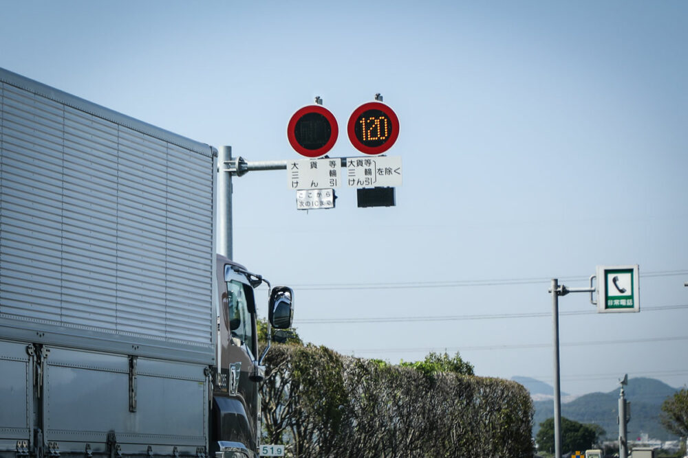 トラック同士の追い越しはますます困難に!?　ひしひしと感じる「大型車の最高速度引き上げ」にともなう道路状況の変化