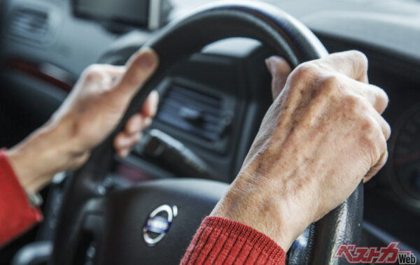 運転免許を持つ[4人にひとりが65歳以上]ってマジ!! そんな高齢ドライバーに対する警察庁の[策]とは!?