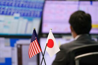 円は157円付近、米株・金利高が重し－日米金融政策に焦点シフト