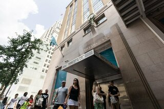 ティファニーＮＹ旗艦店、販売員が競合に流出－ＬＶＭＨ傘下で混乱も