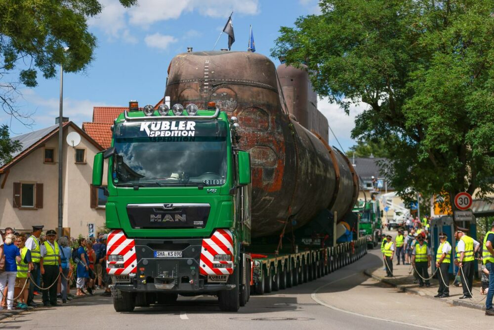 重量350トンの「Uボート」が道路を走った!!　ドイツ海軍の潜水艦を博物館へ運ぶ！