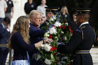 戦没者墓地でトランプ陣営と衝突、陸軍は職員を擁護し「遺憾」を表明