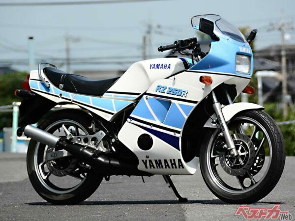 45PSのYPVS付きエンジンとフレームマウントカウルを得て、完成されたRZ250RR