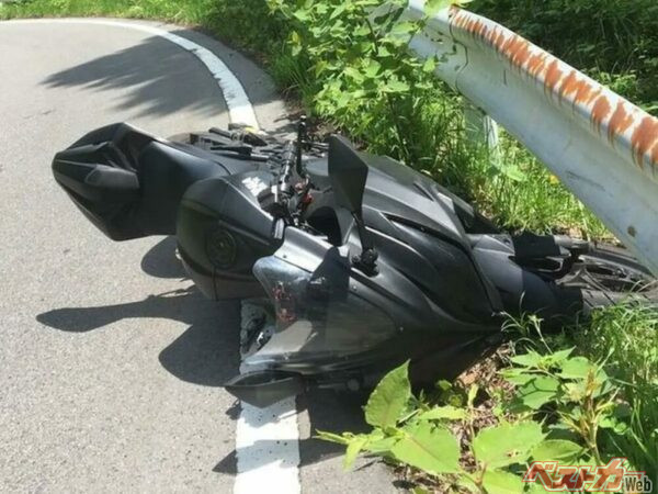 バイクの事故や転倒にツーリング先で遭遇！ 万が一のために覚えておきたい対応法とは？